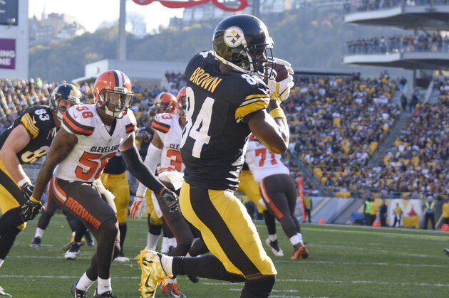 Pittsburgh Steelers wide receiver Antonio Brown (84) gets past the Cleveland Browns defense after making a catch for a touchdown in the second quarter of an NFL football game, Sunday, Nov. 15, 2015, in Pittsburgh. (AP Photo/Don Wright)