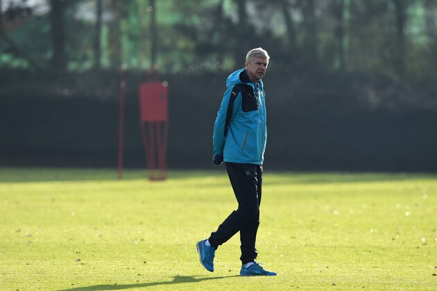 ST ALBANS, ENGLAND - NOVEMBER 23:  Arsenal manager Arsene Wenger during a training session at London Colney on November 23, 2015 in St Albans, United Kingdom.  (Photo by Shaun Botterill/Getty Images)