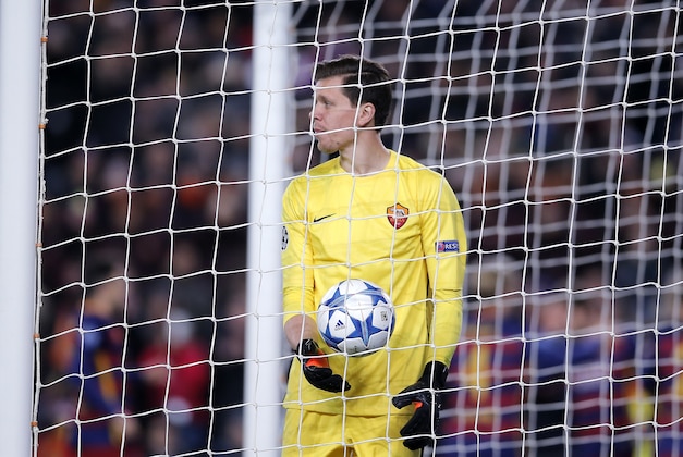 Roma goalkeeper Wojciech Szczesny holds the ball after Barcelona's Gerard Pique scored, during the Group E Champions League soccer match between Barcelona and Roma at the Camp Nou stadium in Barcelona, Spain, Tuesday Nov. 24, 2015. (AP Photo/Manu Fernandez)