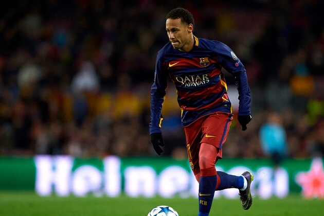BARCELONA, SPAIN - NOVEMBER 24:  Neymar JR of Barcelona runs with the ball during the UEFA Champions League Group E match between FC Barcelona and AS Roma at Camp Nou on November 24, 2015 in Barcelona, Spain.  (Photo by Manuel Queimadelos Alonso/Getty Images)