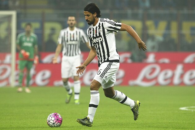 MILAN, ITALY - OCTOBER 18:  Sami Khedira of Juventus FC in action during the Serie A match between FC Internazionale Milano and Juventus FC at Stadio Giuseppe Meazza on October 18, 2015 in Milan, Italy.  (Photo by Marco Luzzani/Getty Images)