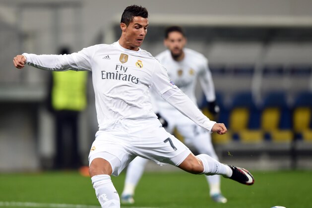 Real Madrid's Portuguese forward Cristiano Ronaldo kicks the ball during the UEFA Champions League group A football match between Shakhtar Donetsk and Real Madrid in Lviv on November 25, 2015.  AFP PHOTO / JANEK SKARZYNSKI / AFP / JANEK SKARZYNSKI        (Photo credit should read JANEK SKARZYNSKI/AFP/Getty Images)