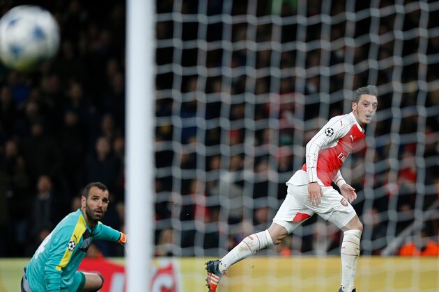 Arsenal's German midfielder Mesut Ozil (R) shoots wide of the post during their UEFA Champions League Group F football match between Arsenal and GNK Dinamo Zagreb at The Emirates Stadium in London on November 24, 2015. AFP PHOTO / ADRIAN DENNIS / AFP / ADRIAN DENNIS (Photo credit should read ADRIAN DENNIS/AFP/Getty Images) Arsenal's German midfielder Mesut Ozil (R) shoots wide of the post during their UEFA Champions League Group F football match between Arsenal and GNK Dinamo Zagreb at The Emirates Stadium in London on November 24, 2015. AFP PHOTO / ADRIAN DENNIS / AFP / ADRIAN DENNIS (Photo credit should read ADRIAN DENNIS/AFP/Getty Images)