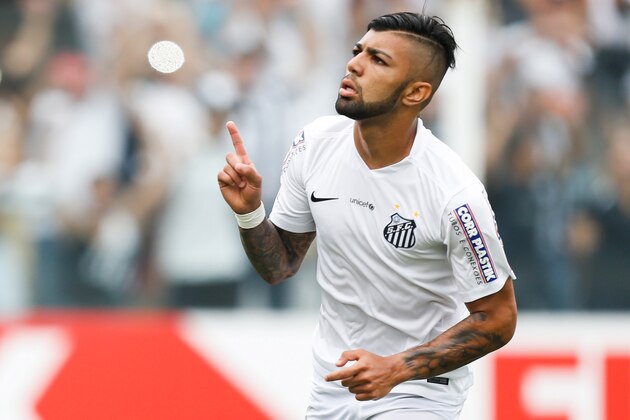 SANTOS, BRAZIL - SEPTEMBER 27:  Gabriel of Santos celebrates their second goal during the match between Santos and Internacional for the Brazilian Series A 2015 at Vila Belmiro stadium on September 27, 2015 in Santos, Brazil. (Photo by Alexandre Schneider/Getty Images)