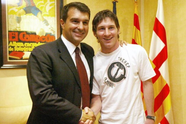 BARCELONA, SPAIN:  Barcelona's Argentinian football player Leo Messi (R) shake hand with FC Barcelona's President Joan Laporta (L) 16 September 2005 after Messi extended his contract untill 2014 at Nou Camp Stadium in Barcelona.  Lionel Messi have reached an agreement for the extension of the Argentinean player's contract until 30th June 2014, and includes a 150 million Euro buy out clause.  AFP PHOTO/LLUIS GENE  (Photo credit should read LLUIS GENE/AFP/Getty Images)