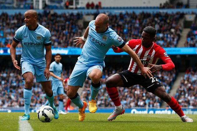 MANCHESTER, ENGLAND - MAY 24:  Elijero Elia of Southampton and Pablo Zabaleta of Manchester City battle for the ball during the Barclays Premier League match between Manchester City and Southampton held at Etihad Stadium on May 24, 2015 in Manchester, England.  (Photo by Dean Mouhtaropoulos/Getty Images)