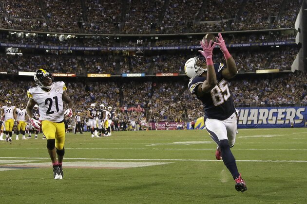 SAN DIEGO, CA - OCTOBER 12:  Tight end Antonio Gates #85 of the San Diego Chargers catches a touchdown reception against the Pittsburgh Steelers at Qualcomm Stadium on October 12, 2015 in San Diego, California.  (Photo by Jeff Gross/Getty Images)