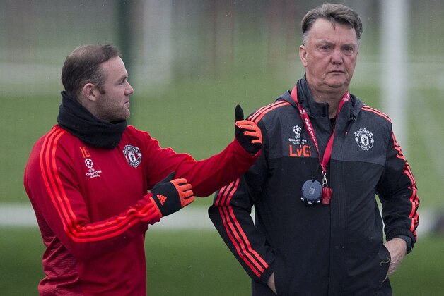 Manchester United's Dutch manager Louis van Gaal (R) talks with Manchester United's English striker Wayne Rooney during a team training session in Manchester, north west England, on November 24, 2015, ahead of their UEFA Champions League Group B football match against PSV Eindhoven on November 25.    AFP PHOTO / OLI SCARFF / AFP / OLI SCARFF        (Photo credit should read OLI SCARFF/AFP/Getty Images)