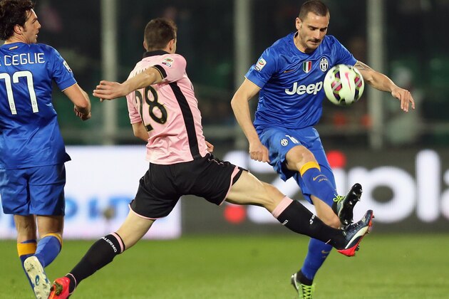 PALERMO, ITALY - MARCH 14:  Mato Jajalo (L) of Palermo competes for the ball with Leonardo Bonucci of Juventus during the Serie A match between US Citta di Palermo and Juventus FC  at Stadio Renzo Barbera on March 14, 2015 in Palermo, Italy.  (Photo by Maurizio Lagana/Getty Images)