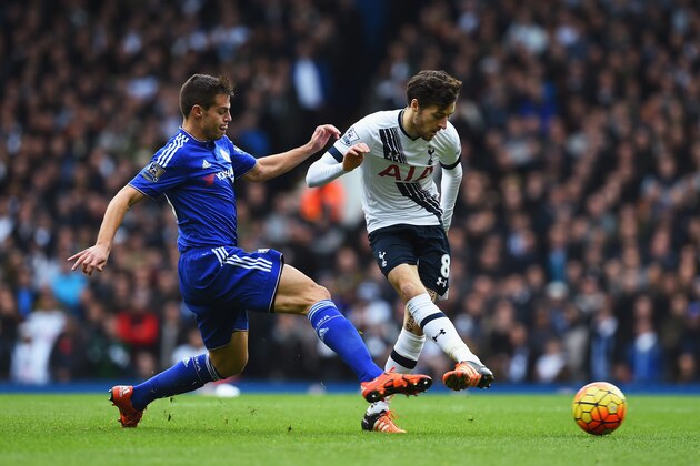 LONDON, ENGLAND - NOVEMBER 29:  Ryan Mason of Tottenham Hotspur beats Cesar Azpilicueta of Chelsea to the ball during the Barclays Premier League match between Tottenham Hotspur and Chelsea at White Hart Lane on November 29, 2015 in London, England.  (Photo by Shaun Botterill/Getty Images)