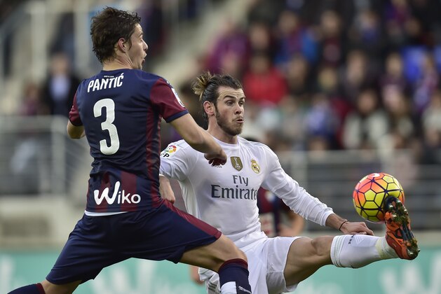Real Madrid's Gareth Bale, right,  controls the ball before scoring, beside SD Eibar's Aleksandar Pantic, during their Spanish La Liga soccer match, at Ipurua stadium in Eibar, northern Spain, Sunday, Nov. 29, 2015. (AP Photo/Alvaro Barrientos)