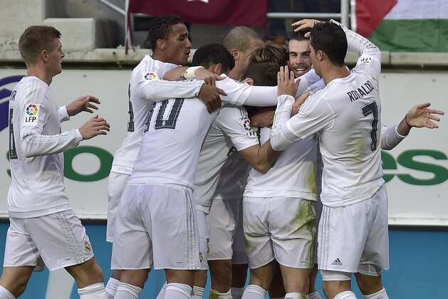 Real Madrid's Gareth Bale of Wales, second right, is congratulated by his fellow teammate after scoring against SD Eibar during their Spanish La Liga soccer match, at Ipurua stadium in Eibar, northern Spain, Sunday, Nov. 29, 2015. (AP Photo/Alvaro Barrientos)