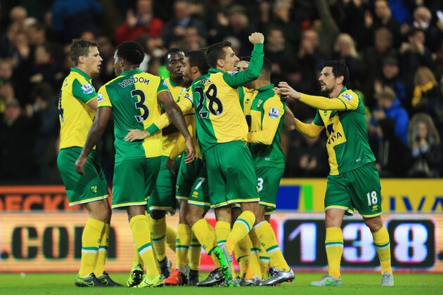 NORWICH, ENGLAND - NOVEMBER 29:  Lewis Grabban of Norwich City (7) celebrates team mates as he scores their first and equalising goal during the Barclays Premier League match between Norwich City and Arsenal at Carrow Road on November 29, 2015 in Norwich, England.  (Photo by Stephen Pond/Getty Images)