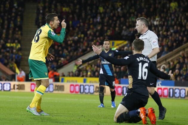 Norwich City's English midfielder Gary O'Neil (L) gestures to referee Jon Moss (R) during the English Premier League football match between Norwich City and Arsenal at Carrow Road in Norwich, eastern England on November 29, 2015.    AFP PHOTO / LINDSEY PARNABY

RESTRICTED TO EDITORIAL USE. No use with unauthorized audio, video, data, fixture lists, club/league logos or 'live' services. Online in-match use limited to 75 images, no video emulation. No use in betting, games or single club/league/player publications. / AFP / LINDSEY PARNABY        (Photo credit should read LINDSEY PARNABY/AFP/Getty Images)