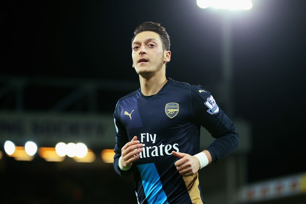 NORWICH, ENGLAND - NOVEMBER 29:  Mesut Oezil of Arsenal looks on during the Barclays Premier League match between Norwich City and Arsenal at Carrow Road on November 29, 2015 in Norwich, England.  (Photo by Stephen Pond/Getty Images)