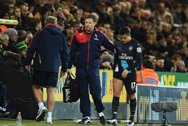 NORWICH, ENGLAND - NOVEMBER 29:  An injured Alexis Sanchez of Arsenal (17) leaves the pitch during the Barclays Premier League match between Norwich City and Arsenal at Carrow Road on November 29, 2015 in Norwich, England.  (Photo by Michael Regan/Getty Images)
