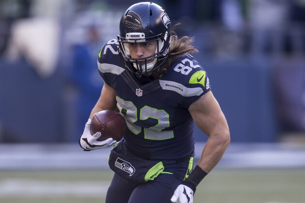 SEATTLE, WA - NOVEMBER 22: Tight end Luke Willson #82 of the Seattle Seahawks runs with the ball after a reception during the football game against the San Francisco 49ers at CenturyLink Field on November 22, 2015 in Seattle, Washington. The Seahawks won the game 29-13. (Photo by Stephen Brashear/Getty Images)
