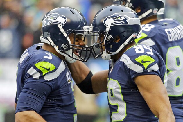 Russell Wilson (izquierda), quarterback de los Seahawks de Seattle, festeja con su receptor Doug Baldwin tras enviarle un pase de anotación en el duelo contra los Steelers de Pittsburgh, el domingo 29 de noviembre de 2015 (AP Foto/Ted S. Warren)