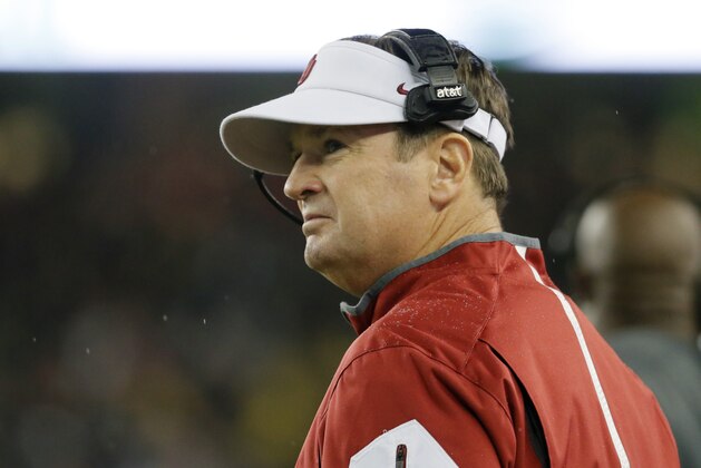 Oklahoma head coach Bob Stoops watches play in the first half of an NCAA college football game against Baylor on Saturday, Nov. 14, 2015, in Waco, Texas. (AP Photo/Tony Gutierrez)