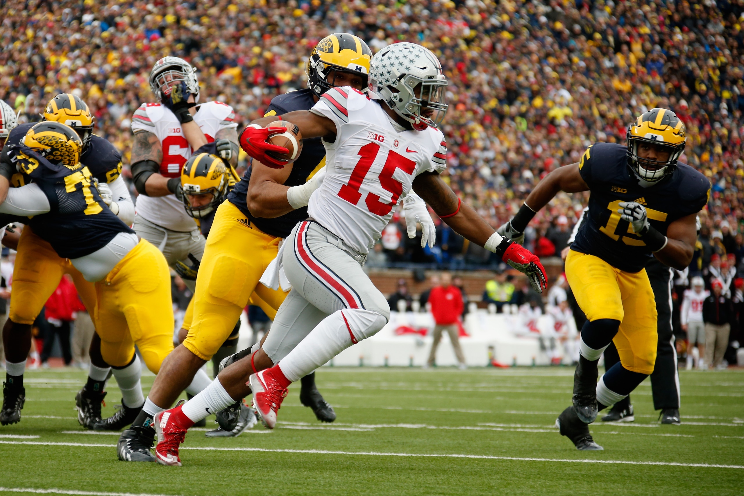 ANN ARBOR, MI - NOVEMBER 28:  Running back Ezekiel Elliott #15 of the Ohio State Buckeyes carries the ball against the Michigan Wolverines in the first half at Michigan Stadium on November 28, 2015 in Ann Arbor, Michigan.  (Photo by Gregory Shamus/Getty Images)