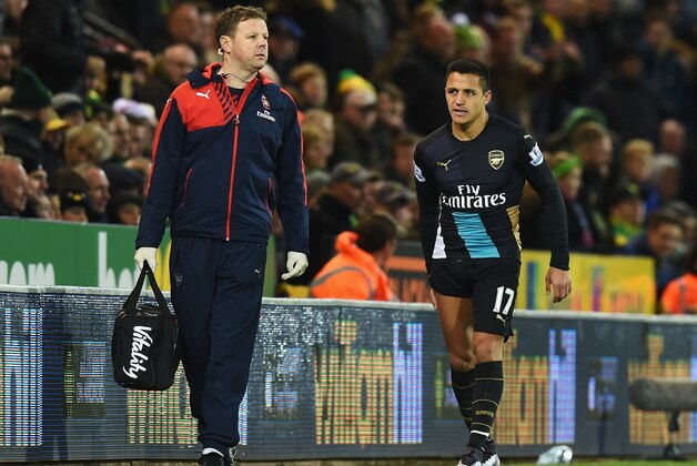NORWICH, ENGLAND - NOVEMBER 29:  An injured Alexis Sanchez of Arsenal (17) leaves the pitch during the Barclays Premier League match between Norwich City and Arsenal at Carrow Road on November 29, 2015 in Norwich, England.  (Photo by Michael Regan/Getty Images)