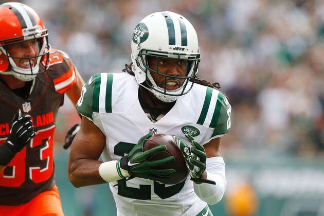 EAST RUTHERFORD, NJ - SEPTEMBER 13:  (NEW YORK DAILIES OUT)     Marcus Williams #20 of the New York Jets runs the ball after an interception against the Cleveland Browns on September 13, 2015 at MetLife Stadium in East Rutherford, New Jersey. The Jets defeated the Browns 31-10.  (Photo by Jim McIsaac/Getty Images)