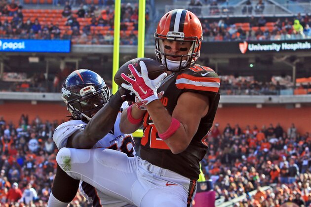 CLEVELAND, OH - OCTOBER 18: Tight end Gary Barnidge #82 of the Cleveland Browns catches a pass for a touchdown while being defended by inside linebacker Danny Trevathan #59 of the Denver Broncos during the third quarter at Cleveland Browns Stadium on October 18, 2015 in Cleveland, Ohio.  (Photo by Andrew Weber/Getty Images)