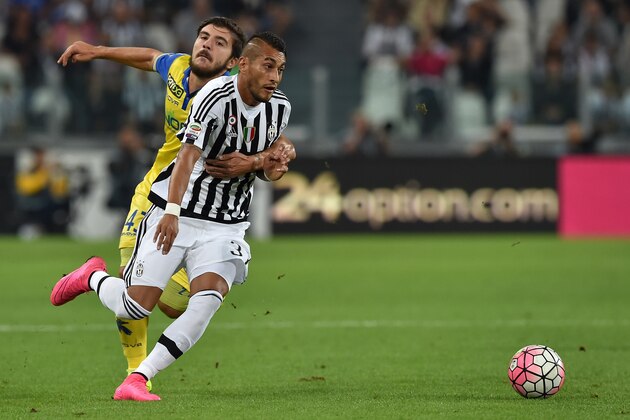 TURIN, ITALY - SEPTEMBER 12:  Roberto Maximilian Pereyra (R) of Juventus FC is challenged by Alberto Paloschi of AC Chievo Verona during the Serie A match between Juventus FC and AC Chievo Verona at Juventus Arena on September 12, 2015 in Turin, Italy.  (Photo by Valerio Pennicino/Getty Images)