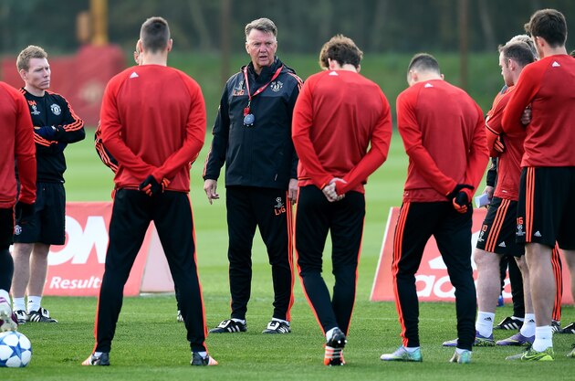 Manchester United's Dutch manager Louis van Gaal (C) talks to his players during a training session at their Carrington facility in Manchester, north west England on October 20, 2015 ahead of their UEFA Champions League football match against CSKA Moscow on October 21. AFP PHOTO / PAUL ELLIS        (Photo credit should read PAUL ELLIS/AFP/Getty Images)