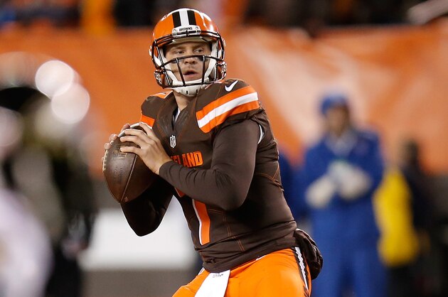 CLEVELAND, OH - NOVEMBER 30:  Austin Davis #7 of the Cleveland Browns looks to pass during the fourth quarter against the Baltimore Ravens at FirstEnergy Stadium on November 30, 2015 in Cleveland, Ohio.  (Photo by Gregory Shamus/Getty Images)