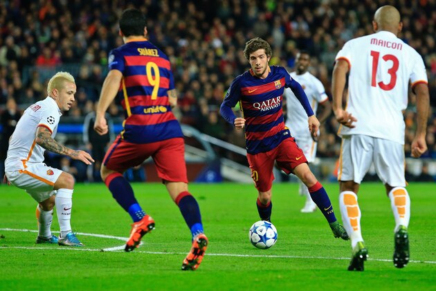 Barcelona's Spanish midfielder Sergi Roberto (2ndR) drives the ball during the UEFA Champions League Group E football match FC Barcelona vs AS Roma at the Camp Nou stadium in Barcelona on November 24, 2015.   AFP PHOTO/ PAU BARRENA / AFP / PAU BARRENA        (Photo credit should read PAU BARRENA/AFP/Getty Images)