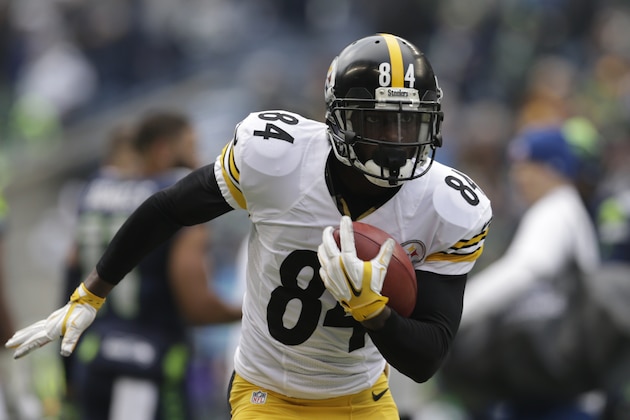 Pittsburgh Steelers wide receiver Antonio Brown warms-up before an NFL football game against the Seattle Seahawks, Sunday, Nov. 29, 2015, in Seattle. (AP Photo/John Froschauer)