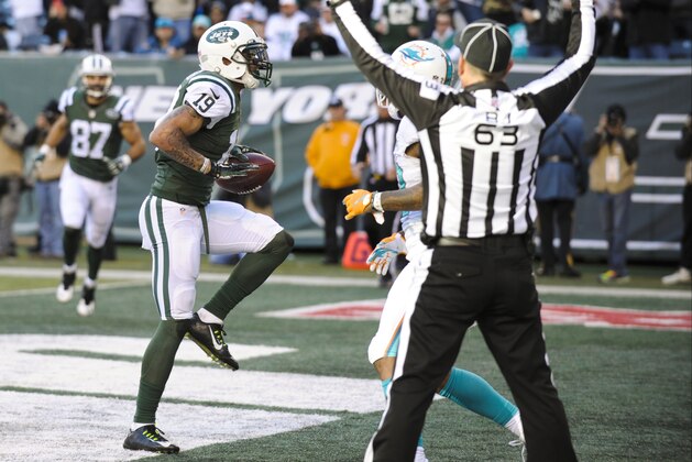 Devin Smith de los Jets de Nueva York celebra tras recibir un pase de touchdown ante los Dolphins de Miami el domingo 29 de noviembre de 2015. (AP Foto/Bill Kostroun)