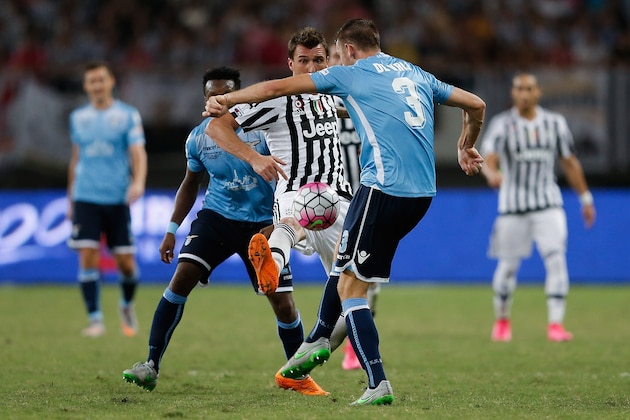 SHANGHAI, CHINA - AUGUST 08:  Mario Mandzukic (C) of Juventus FC contests the ball against Stefan De Vrij (R) of Lazio during the Italian Super Cup final football match between Juventus and Lazio at Shanghai Stadium on August 8, 2015 in Shanghai, China.  (Photo by Lintao Zhang/Getty Images)