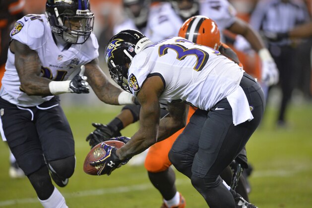Will Hill, safety de los Ravens de Baltimore, recoge un balón tras un gol de campo bloqueado, para escaparse a la zona de anotación en el partido del lunes 30 de noviembre de 2015, ante los Browns de Cleveland (AP Foto/David Richard)