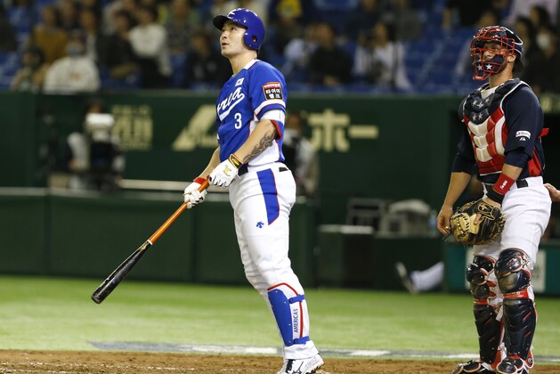 South Korea's Park Byung-ho watches the flight of his three-run home run with USA catcher Dan Rohlfing in the fourth inning of their final game at the Premier12 world baseball tournament at Tokyo Dome in Tokyo, Saturday, Nov. 21, 2015. (AP Photo/Toru Takahashi)