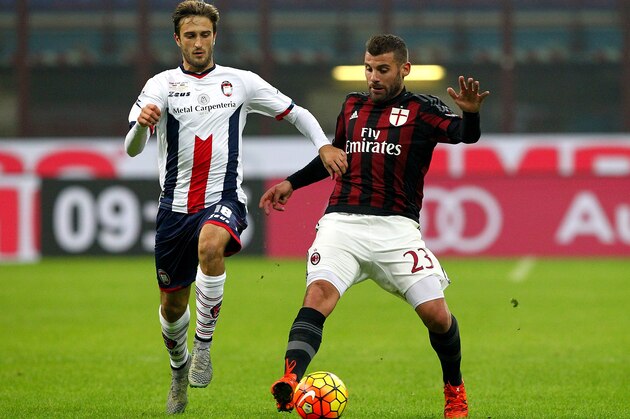 MILAN, ITALY - DECEMBER 01:  Antonio Nocerino (R) of AC Milan competes for the ball with Andrea Barberis (L) of Eloge Koffi Guy Yao during the TIM Cup match between AC Milan and FC Crotone at Stadio Giuseppe Meazza on December 1, 2015 in Milan, Italy.  (Photo by Marco Luzzani/Getty Images)