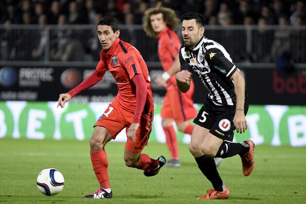 Paris Saint-Germain's Argentinian forward Angel Di Maria (L) vies for the ball with Angers' French midfielder Thomas Mangani during the French L1 football match between Angers (SCO) and Paris Saint-Germain (PSG), on December 1, 2015, at the Jean Bouin stadium, in Angers, western France.  AFP PHOTO / DAMIEN MEYER / AFP / DAMIEN MEYER        (Photo credit should read DAMIEN MEYER/AFP/Getty Images)