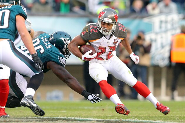 Tampa Bay Buccaneers running back Doug Martin (22) runs the ball against the Philadelphia Eagles during an NFL game at Lincoln Financial Field in Philadelphia on Sunday, Nov. 22, 2015. (AP Photo/Brad Penner)