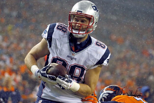 New England Patriots tight end Scott Chandler (88) pulls in a touchdown catch against the Denver Broncos during the first half of an NFL football game, Sunday, Nov. 29, 2015, in Denver. (AP Photo/Jack Dempsey)