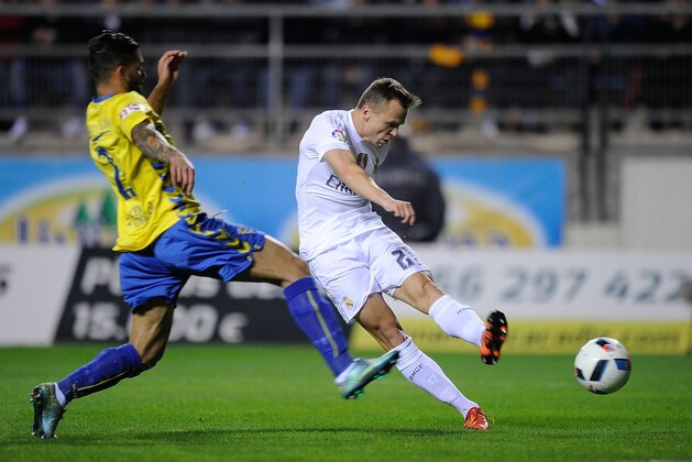 CADIZ, SPAIN - DECEMBER 02:   Denis Cheryshev of Real Madrid shoots past Cristian Marquez of Cadiz to score his team's opening goal during the Copa del Rey Round of 32 First Leg match between Cadiz and Real Madrid at Ramon de Carranza stadium on December 2, 2015 in Cadiz, Spain.  (Photo by Denis Doyle/Getty Images)