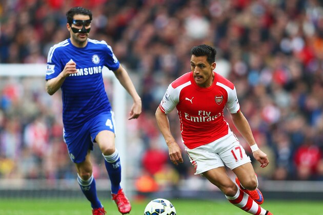 LONDON, ENGLAND - APRIL 26:  Alexis Sanchez of Arsenal is chased by Cesc Fabregas of Chelsea during the Barclays Premier League match between Arsenal and Chelsea at Emirates Stadium on April 26, 2015 in London, England.  (Photo by Paul Gilham/Getty Images)