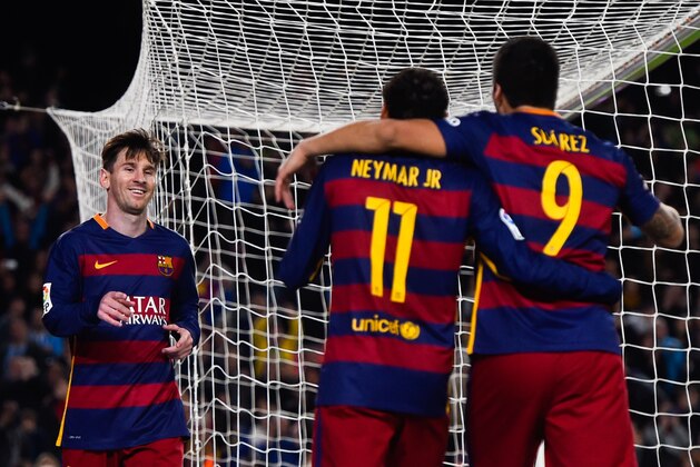 BARCELONA, SPAIN - NOVEMBER 28:  Lionel Messi (L) FC Barcelona celebrates with his teammates Neymar (C) and Luis Suarez of FC Barcelona after scoring his team's fourth goal during the La Liga match between FC Barcelona and Real Sociedad de Futbol at Camp Nou on November 28, 2015 in Barcelona, Spain.  (Photo by David Ramos/Getty Images)