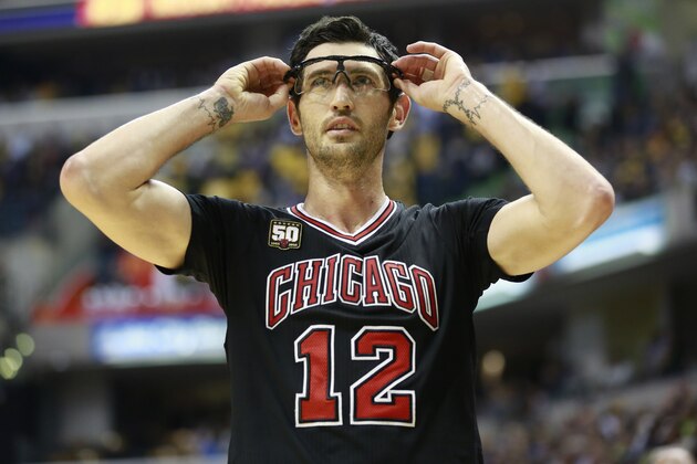 Chicago Bulls guard Kirk Hinrich adjusts his goggles in the second half of an NBA basketball game against the Indiana Pacers, Friday, Nov. 27, 2015, in Indianapolis. Indiana won 104-92. (AP Photo/R Brent Smith)