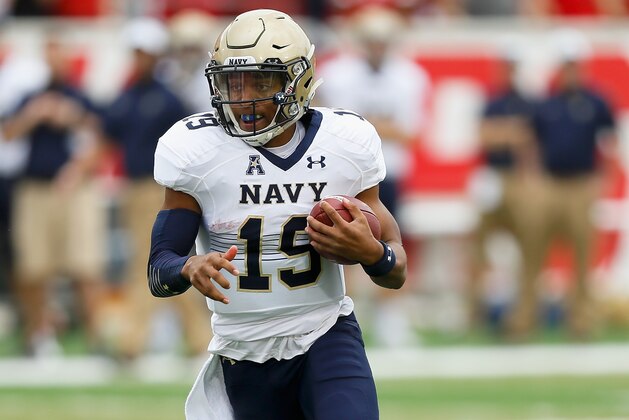 HOUSTON, TX - NOVEMBER 27:  Keenan Reynolds #19 of the Navy Midshipmen runs with the ball against the Houston Cougars at TEDECU Stadium on November 27, 2015 in Houston, Texas.  (Photo by Bob Levey/Getty Images)