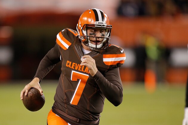 CLEVELAND, OH - NOVEMBER 30:  Austin Davis #7 of the Cleveland Browns looks to pass against the Baltimore Ravens at FirstEnergy Stadium on November 30, 2015 in Cleveland, Ohio.  (Photo by Gregory Shamus/Getty Images)