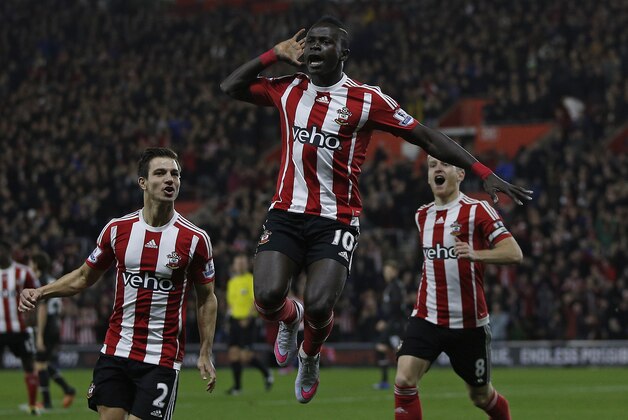 Southampton's Senegalese midfielder Sadio Mane (C) celebrates scoring his team's first goal, with Southampton's German-born Portuguese defender Cedric Soares (L) and Southampton's Northern Irish midfielder Steven Davis during  the English League Cup quarter-final football match between Southampton and Liverpool at St Mary's Stadium in Southampton, southern England on December 2, 2015.   AFP PHOTO / ADRIAN DENNIS

RESTRICTED TO EDITORIAL USE. No use with unauthorized audio, video, data, fixture lists, club/league logos or 'live' services. Online in-match use limited to 75 images, no video emulation. No use in betting, games or single club/league/player publications. / AFP / ADRIAN DENNIS        (Photo credit should read ADRIAN DENNIS/AFP/Getty Images)