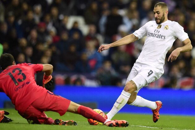 Barcelona's Chilean goalkeeper Claudio Bravo (L) vies with Real Madrid's French forward Karim Benzema during the Spanish league 'Clasico' football match Real Madrid CF vs FC Barcelona at the Santiago Bernabeu stadium in Madrid on November 21, 2015. AFP PHOTO/ JAVIER SORIANO (Photo credit should read JAVIER SORIANO/AFP/Getty Images) Barcelona's Chilean goalkeeper Claudio Bravo (L) vies with Real Madrid's French forward Karim Benzema during the Spanish league 'Clasico' football match Real Madrid CF vs FC Barcelona at the Santiago Bernabeu stadium in Madrid on November 21, 2015. AFP PHOTO/ JAVIER SORIANO (Photo credit should read JAVIER SORIANO/AFP/Getty Images)