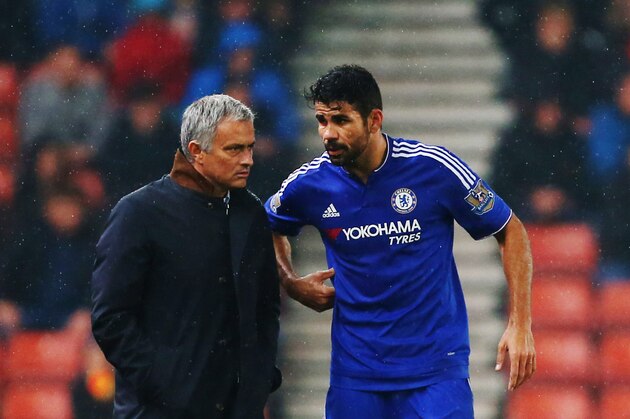 STOKE ON TRENT, ENGLAND - OCTOBER 27:  An injured Diego Costa of Chelsea talks to Jose Mourinho the Manager of Chelsea before being substituted during the Capital One Cup Fourth Round match between Stoke City and Chelsea at Britannia Stadium on October 27, 2015 in Stoke on Trent, England.  (Photo by Catherine Ivill - AMA/Getty Images)