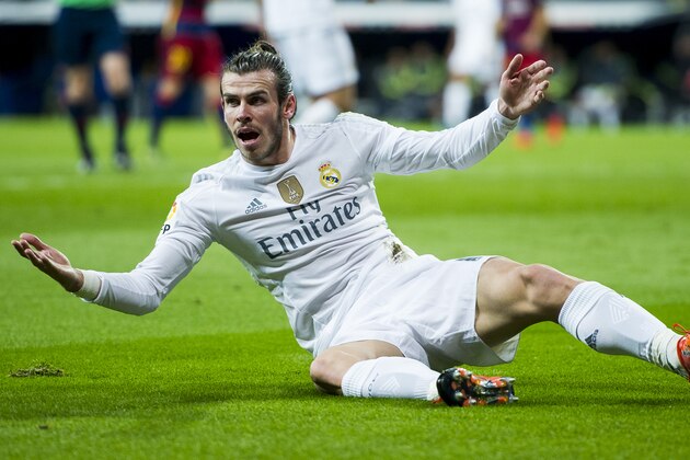 MADRID, SPAIN - NOVEMBER 21:  Gareth Bale of Real Madrid reacts during the La Liga match between Real Madrid CF and FC Barcelona at Estadio Santiago Bernabeuon November 21, 2015 in Madrid, Spain.  (Photo by Juan Manuel Serrano Arce/Getty Images)